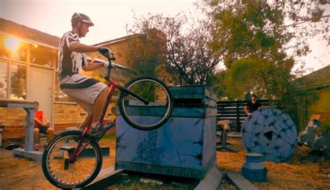 Redefiniendo lo imposible sobre una bicicleta de Trial con Aurélien Fontenoy