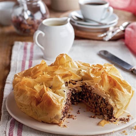 Tarta De Pasta Filo Rellena De Chocolate Y Nueces