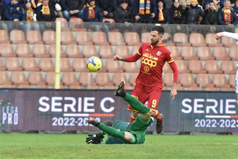 Il Catanzaro Stende Il Cerignola E Vola A Dal Crotone