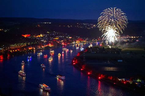 Rhein in Flammen Schiffskonvoi startet bei Königswinter mit Feuerwerk