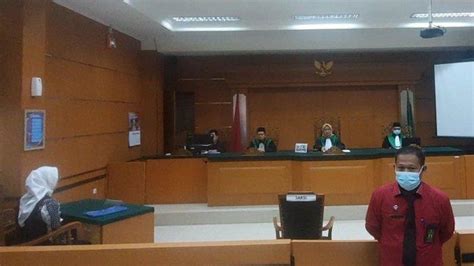 Didampingi Keluarga Di Sidang Cerai Bupati Ambu Anne Sayangkan Dedi