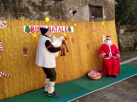 Kc Etneo Babbo Natale E Zampognari Per I Bambini Della Scuola Dell