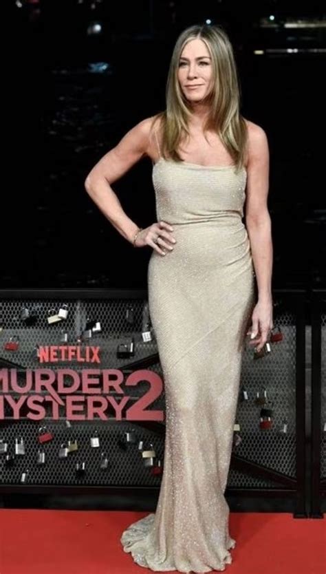 Con La Torre Eiffel De Fondo Jennifer Aniston Enamor Con Un Ajustado Vestido Nude A Todos Los