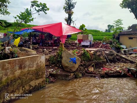 Miris Korban Banjir Kalibaru Rumahnya Roboh Belum Bisa Membangun