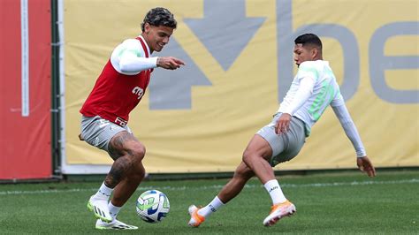 Os jogadores Richard Ríos e Rony da SE Palmeiras durante treinamento