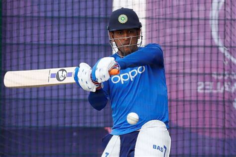 Singh Dhoni Hampered By Knee Injury Says Fleming Flashscore