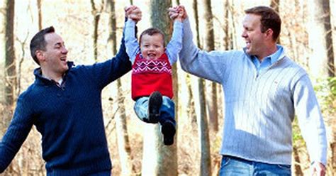 G Casal Gay Dos Eua Recorre Ao Facebook Para Adotar Crian A Not Cias Em Mundo