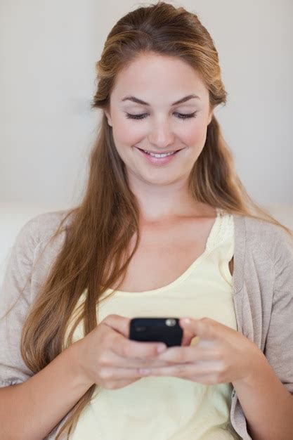 Mujer Escribiendo Un Mensaje De Texto Foto Premium