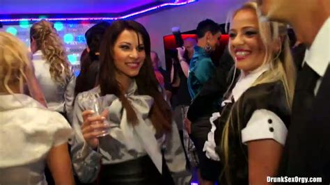 Bunch Of Aroused Sluts Give Blowjob To Horny Dudes In Group Sex Orgy