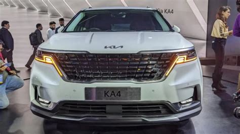 Fourth Generation Kia Carnival Kia Ka Unveiled At Auto Expo