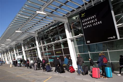 Tourisme Laéroport de Grenoble Alpes Isère ouvre a minima à partir de