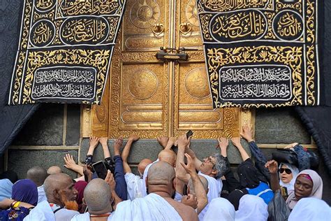 Jemaah Haji Berebut Mencium Hajar Aswad Saat Lakukan Umrah Wajib Dan Sunah