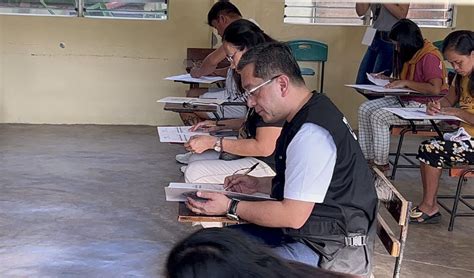 Comelec Chair Garcia Casts Vote For Bske 2023 Gma News Online