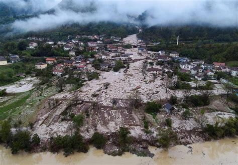 Football Des Inondations Et Des Glissements De Terrain Reportent Tous