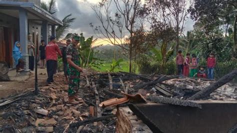 Waduh Ditinggal Ke Kebun Rumah Warga Di Campaka Cianjur Ludes Terbakar