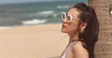 Á hậu Tú Anh khoe body điểm với bikini trên biển