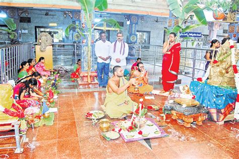 ఆలయలల శరవణ లకషమ పజల Shravana Lakshmi Pujas in Temples