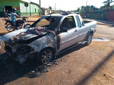 Motorista sai ilesa após carro sofrer pane elétrica e pegar fogo em