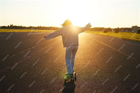 Longboard 행복 젊은 스케이터 손으로 그녀의 스케이트 보드를 타고 행복 십 대 소녀 확산 측면 무료 사진