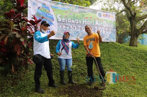 Peringati Hari Air Sedunia Perumda Tugu Tirta Kota Malang Tanam