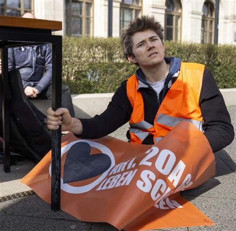 Klima Protest Letzte Generation Beschmiert Fassade Von Kanzleramt Welt