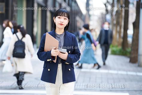 屋外に立つ日本人ビジネスウーマンのポートレート （女性 人物）の写真素材 214302626 イメージマート