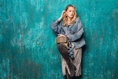 Sexy attraktive stilvolle blonde Frau in Jeans und übergroße Jacke