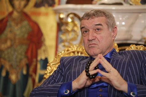 Exclusiv Gigi Becali lansează o nouă modă Uite cu ce accesoriu