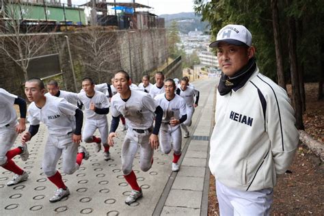 坂道ダッシュで汗を流すナインを見守る龍谷大平安・川口知哉コーチ（撮影・後藤 正志） ― スポニチ Sponichi Annex 野球