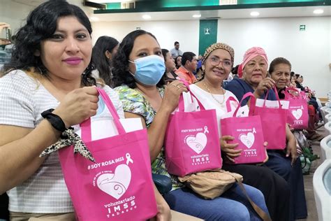 Entrega voluntariado del IMSS Tabasco prótesis de mama artesanales El