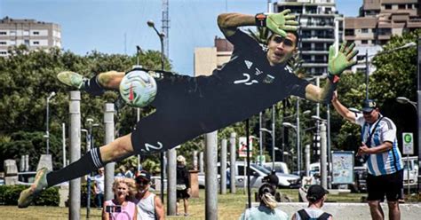 Furor Mundial Una Gigantografía De Dibu Martínez En Mar Del Plata