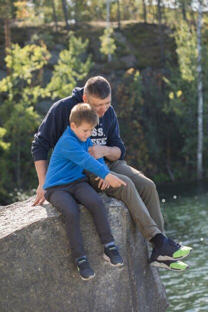 Familia Feliz Padre Jugando Con Su Hijo Al Aire Libre Emociones Humanas