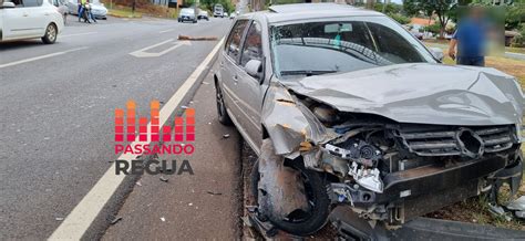 Carro se envolve em acidente caminhão e bate em árvore na Raposo