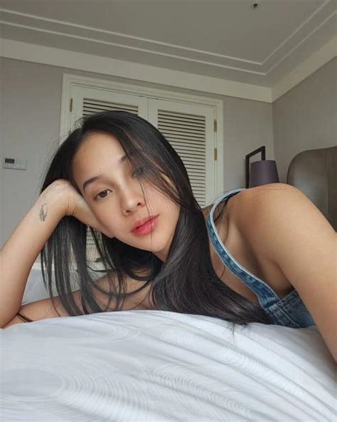 Potret Anya Geraldine Pose Rebahan Di Ranjang Bikin Netizen Salah