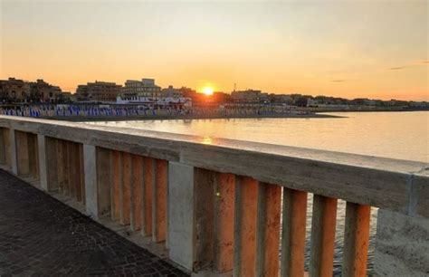 Ostia Si Tuffa Dal Pontile Per Far Colpo Sulla Fidanzata Ma Si Rompe