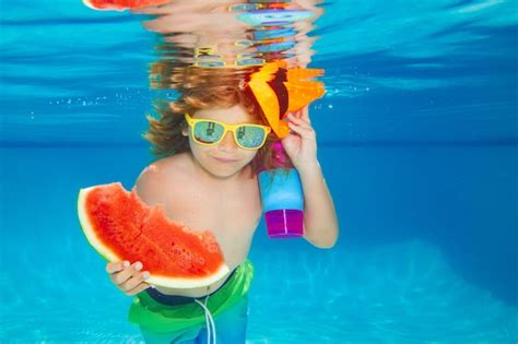 Retrato De Niños De Verano En El Agua De La Piscina Niño Nadar Y Bucear