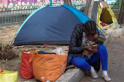 Migrantes Y Vecinos Se Organizan Para Instalar Un Refugio Debajo De Un