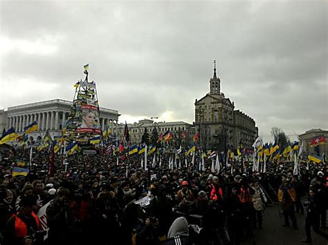 В Киеве на Майдане тысячи людей собираются на Марш миллионов. Онлайн ...