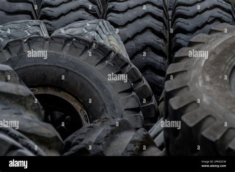 Gros plan sur les pneus de camion d occasion Déchets de pneus usagés