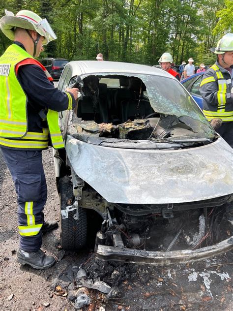 Pkw Brennt Auf Parkplatz Freiwillige Feuerwehr K Nigswinter