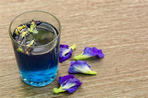 Suco De Ervilha E Flor De Ervilha Borboleta Em Fundo De Madeira Foto De