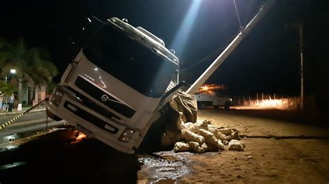 Duas Carretas Batem De Frente Na Br Em Congonhal Minas Acontece