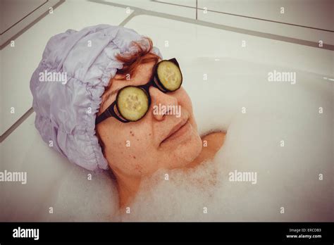 Femme mature avec des lunettes Banque de photographies et dimages à haute résolution Alamy