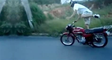 Motorcycle Wheelie Showoff Fail - Video | eBaum's World