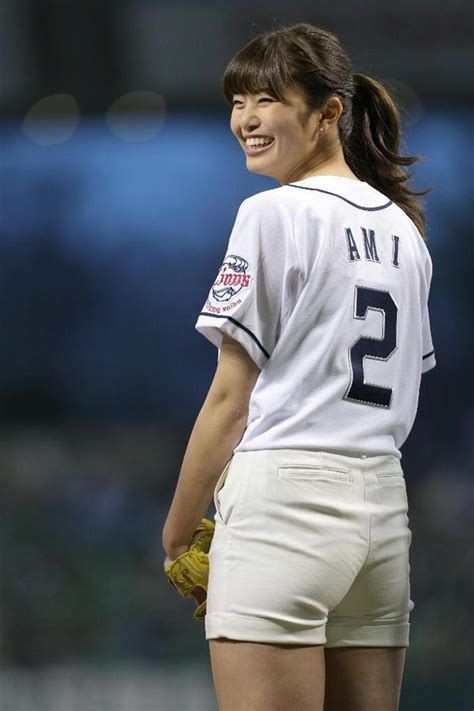 美脚全開の稲村亜美、始球式で98キロ打たれた！ 読んで見フォト 産経フォト