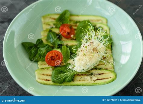 Ensalada De Rebanadas Del Calabac N Con El Tomate De Cereza El Queso