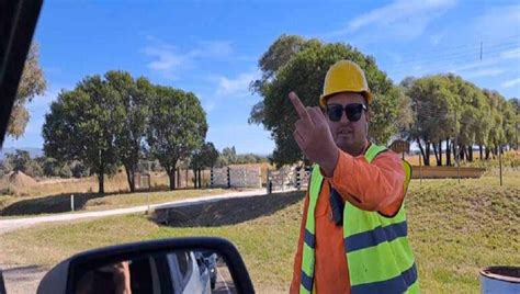 Reincorporaron al trabajador que le hizo fuck you a un automovilista mientras redirigía el