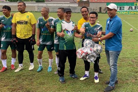 Hari Pertama Kampanye Cak Imin Main Bola Bareng Legenda Hidup