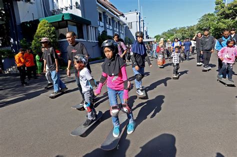 Hari Skateboard Sedunia Saat 500 Skater Beraksi Di Balai Kota Surabaya