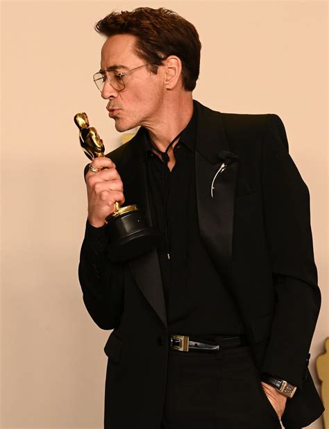 Robert Downey Jr Raih Piala Academy Awards Pertamanya Berikut Deretan